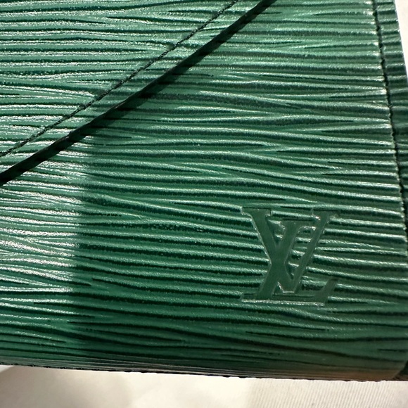 LOUIS VUITTON CLUTCH GREEN EPI 🌟AUTHENTIC 🌟 - Picture 8 of 15